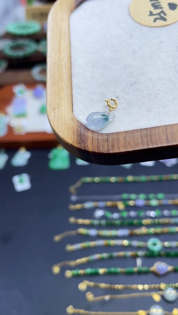 颈饰18K金镶嵌翡翠玉兰花