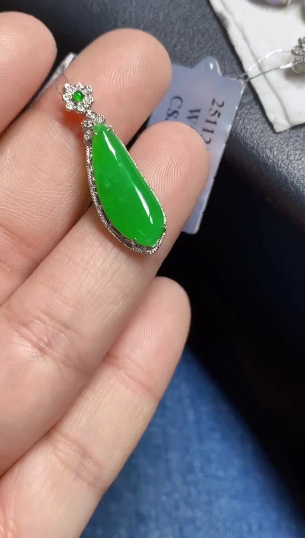 颈饰18K金镶嵌翡翠瓜