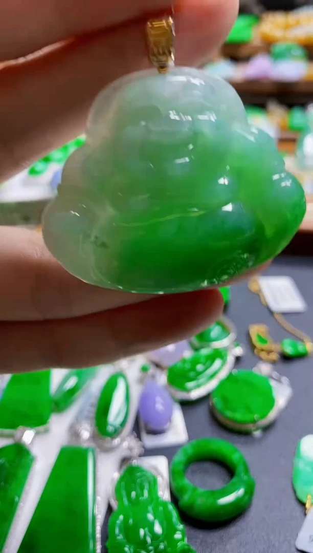 翡翠18K金镶嵌颈饰佛