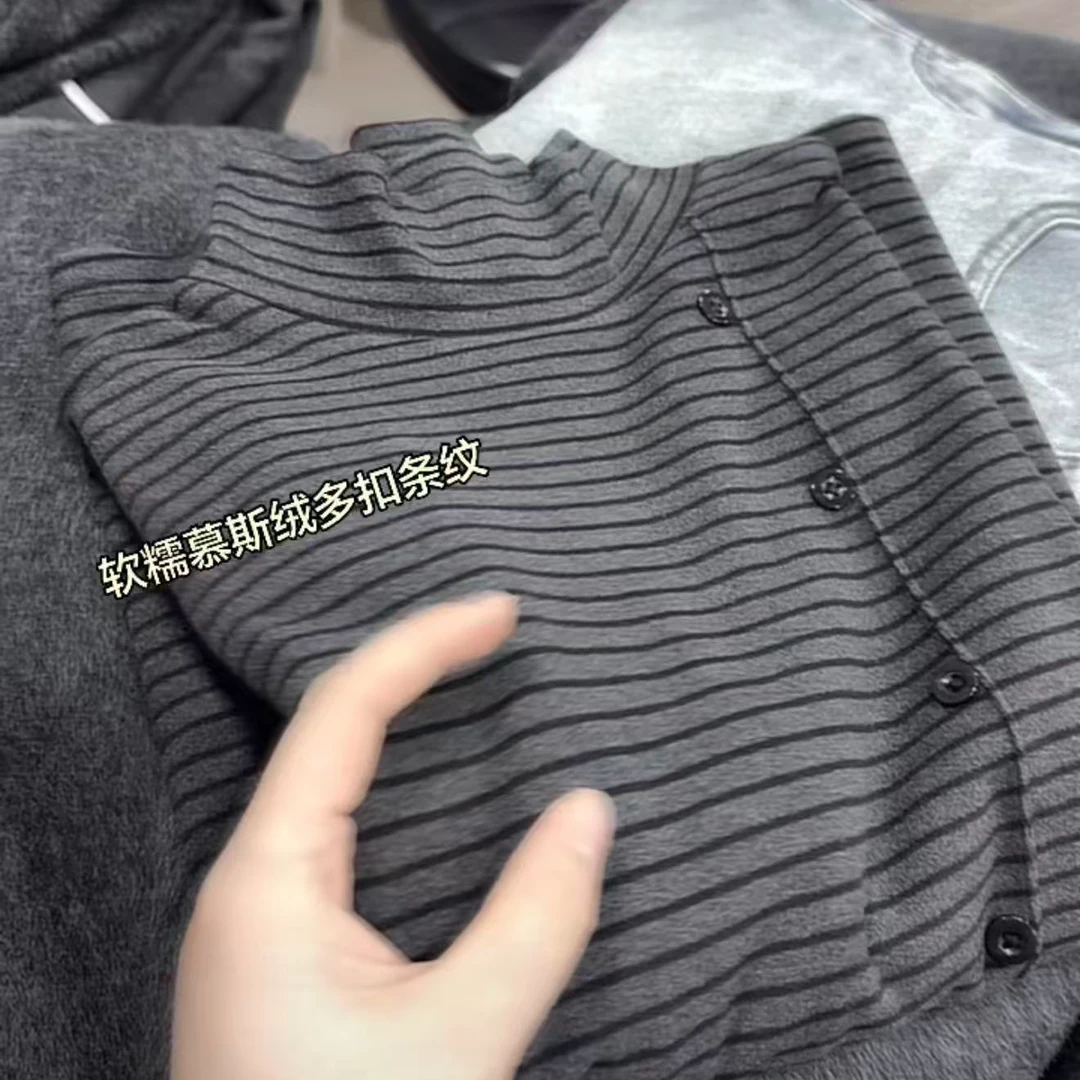 米蓝家名殿~慕斯绒多扣条纹打底衫女5965