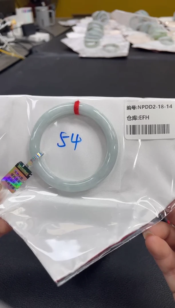 翡翠手镯未镶嵌翡翠手镯