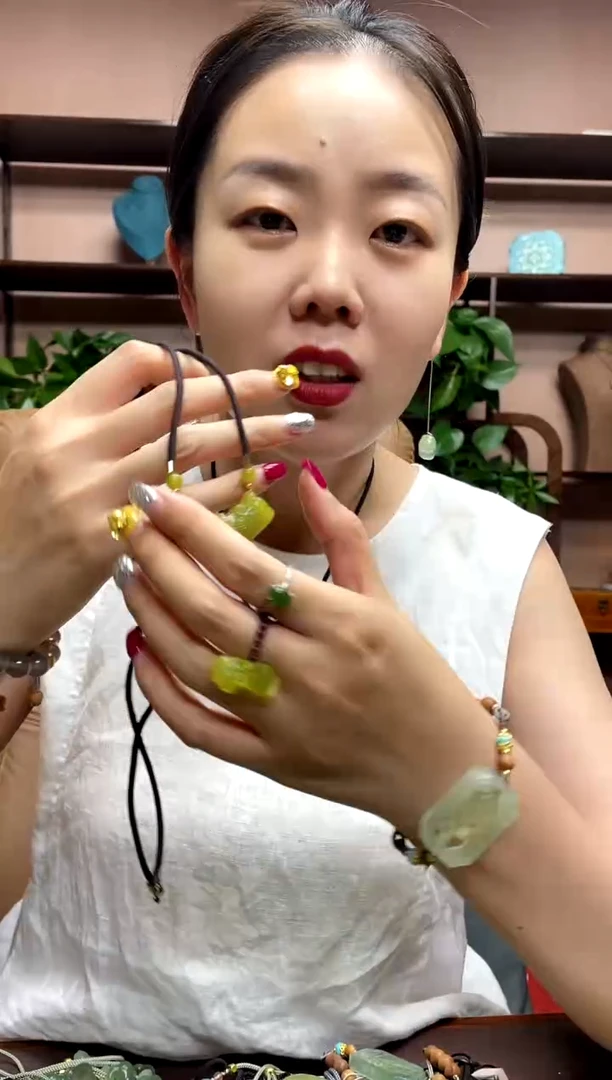 岫玉未镶嵌颈饰多样性发货发其中之一