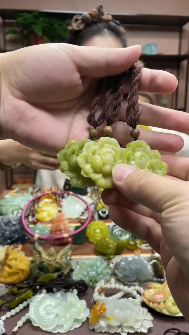 未镶嵌岫玉吊坠多样性发货发其中之一