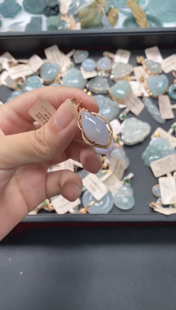 翡翠18K金镶嵌颈饰翡翠