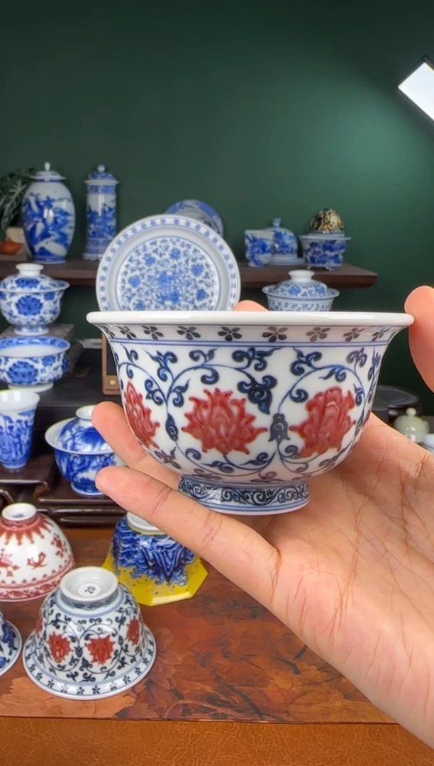 杯艺汉珍藏。  青花釉里红缠枝莲。  压手杯