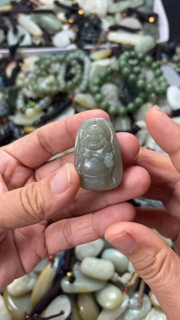 和田玉未镶嵌颈饰（多样性发一件）没有证书有瑕
