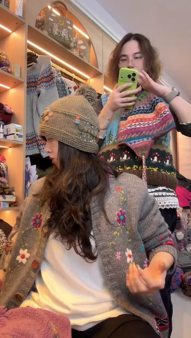 羊毛烟灰色刺绣单球帽