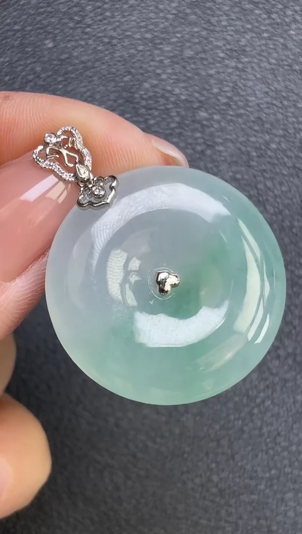 颈饰18K金镶嵌翡翠平安扣