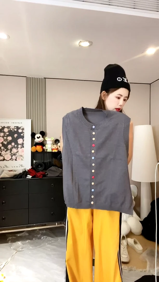 灰色彩扣马甲针织