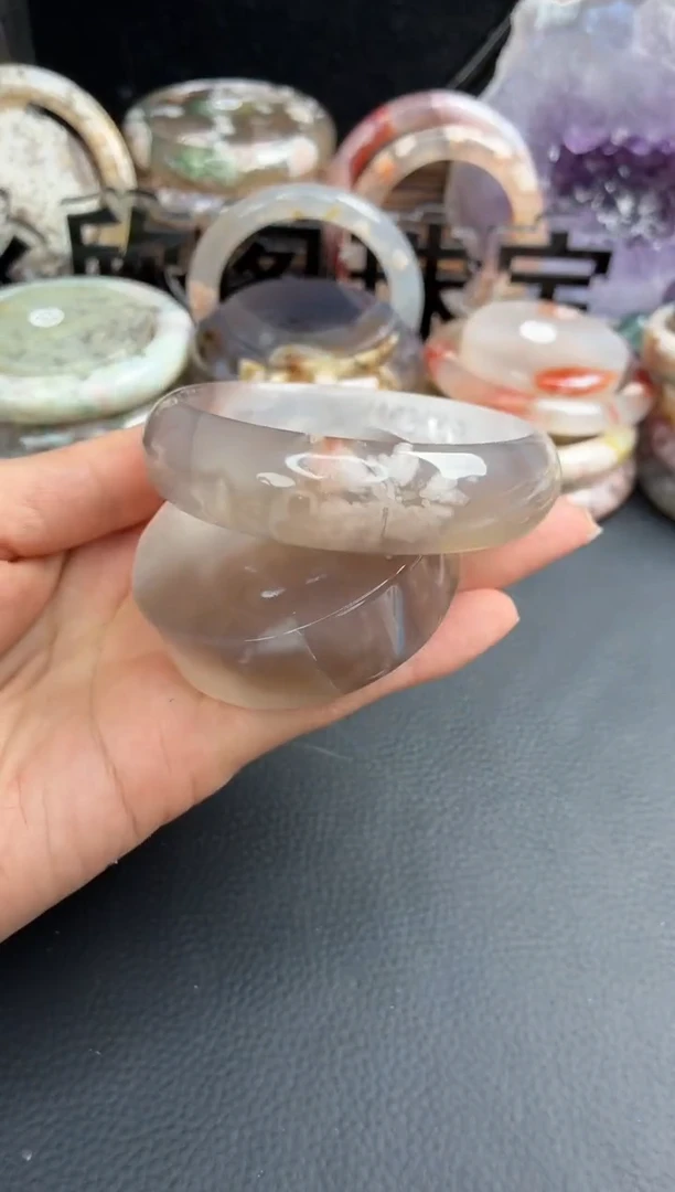 未镶嵌手镯（圆镯）石英质玉55