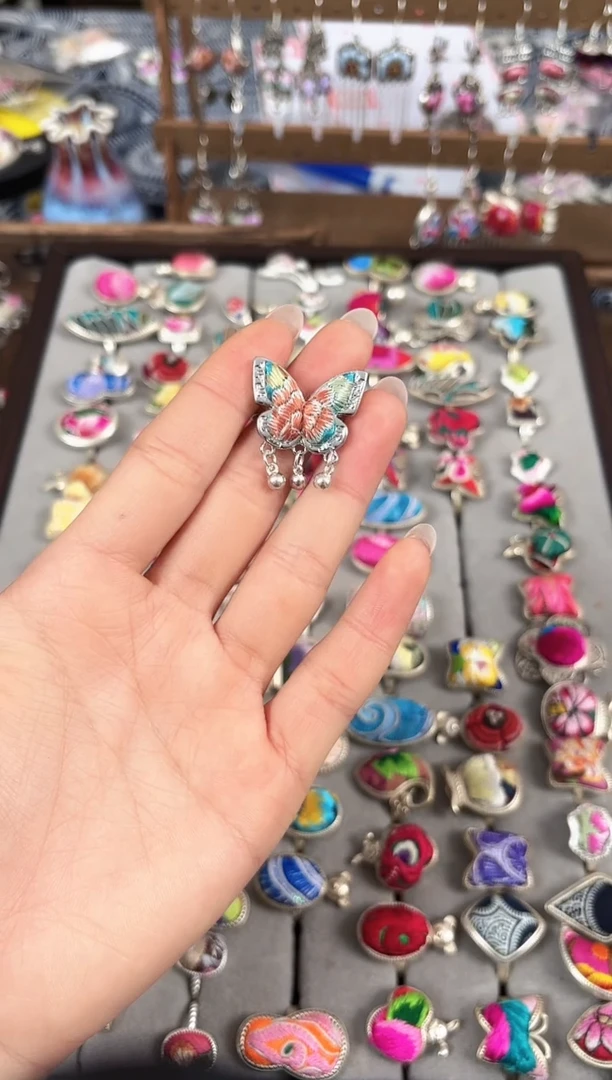 织绣民族风非遗老绣饰品557