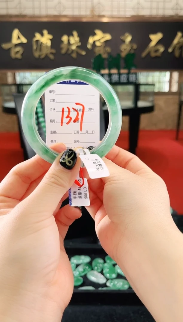 未镶嵌手镯石英质玉（非洲翠）微瑕，一经发货，运费不退介意勿拍