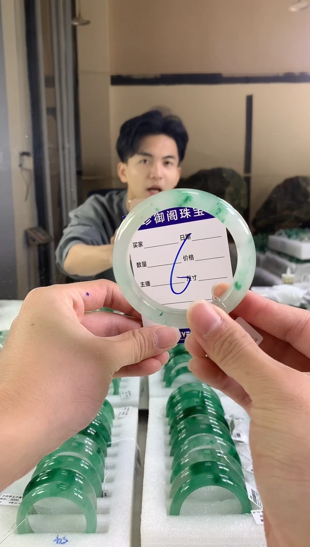 未镶嵌手镯石英质玉（非洲翠）可**好54