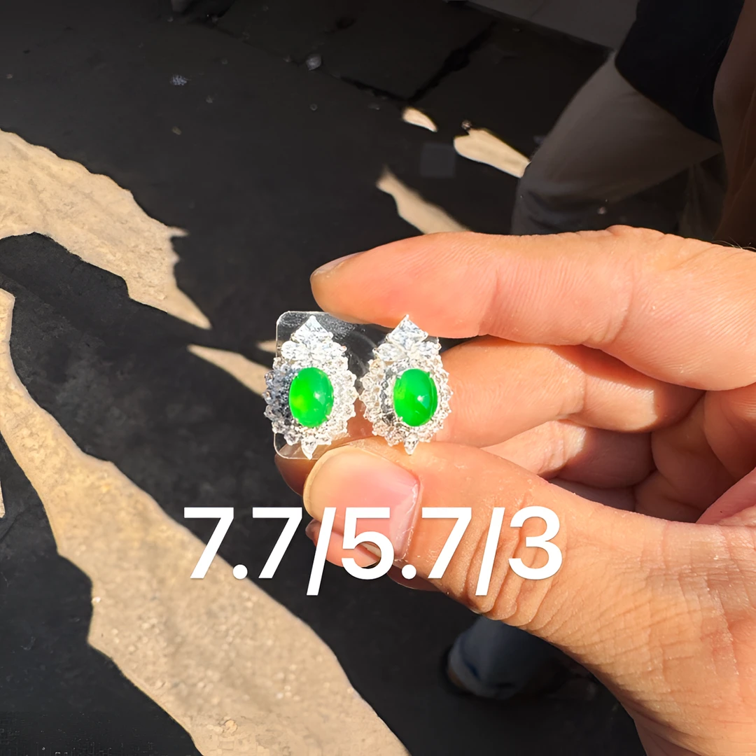 1217(小哪吒在源头)冰玻种翡翠阳绿耳钉干净肉细杠味荧光足M400