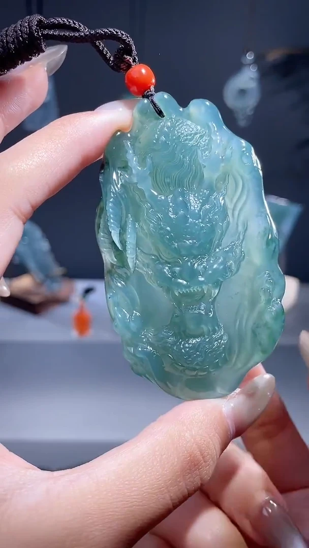 颈饰未镶嵌翡翠龙牌