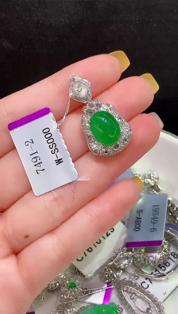 吊坠(不含链)18K金镶嵌翡翠多样性发其一