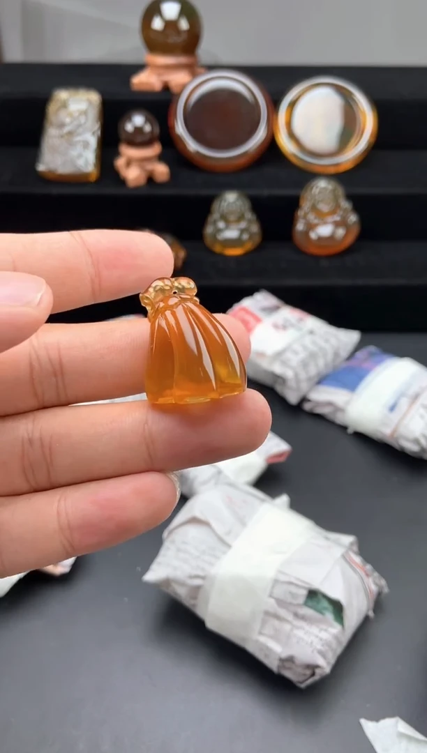 琥珀颈饰未镶嵌金棕珀莲蓬吊坠