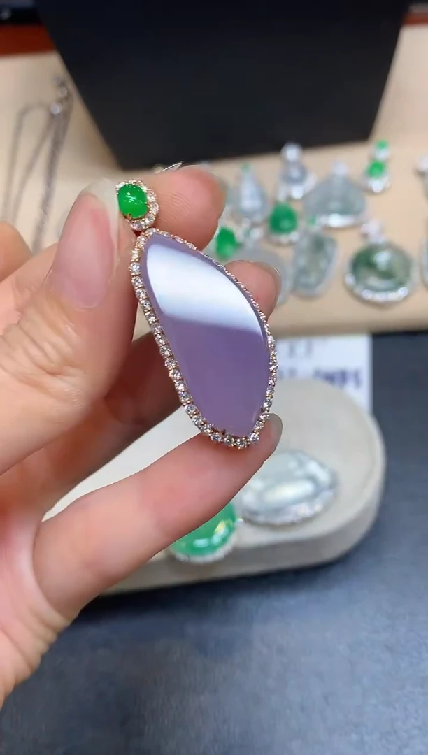 颈饰18K金镶嵌翡翠福瓜【无服务费