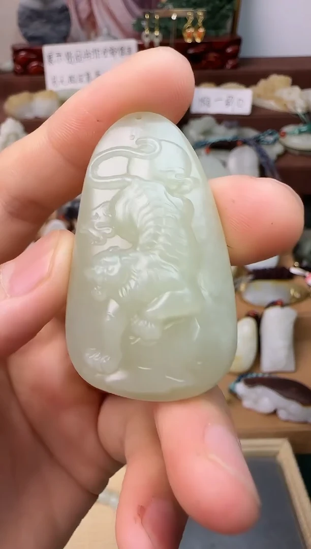 和田玉未镶嵌颈饰虎