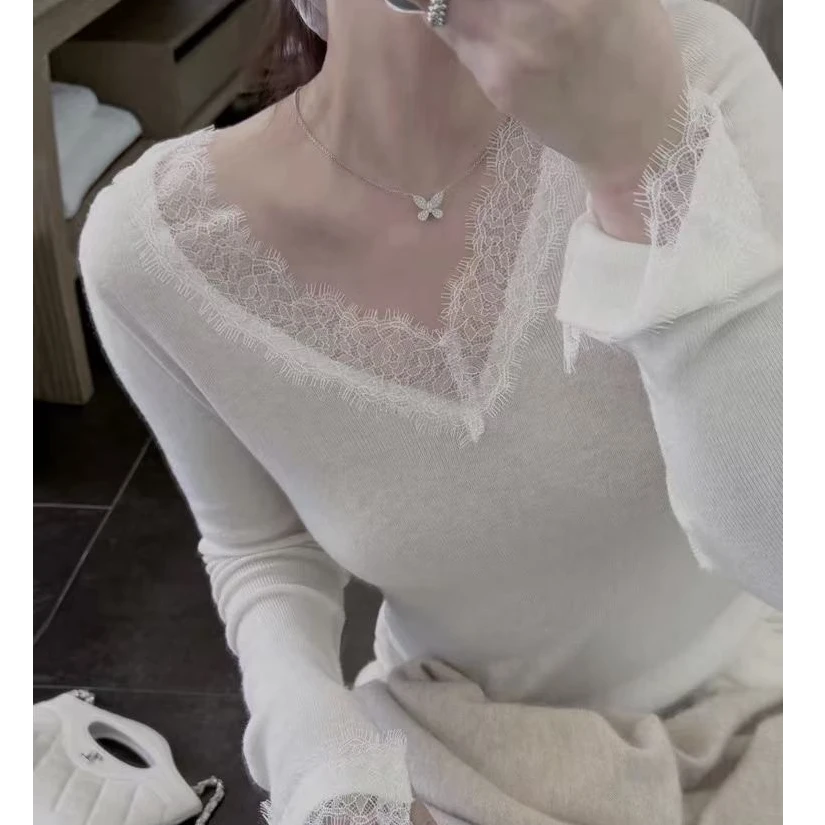 【阿喜】2025新款白色蕾丝拼接v领上衣女别致气质显瘦内搭打底衫