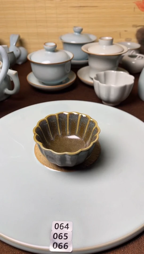 清仓引流品-茶叶沫釉菊瓣杯