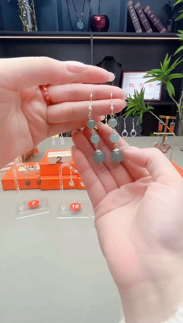 未镶嵌石英质玉（天山翠）耳钉224