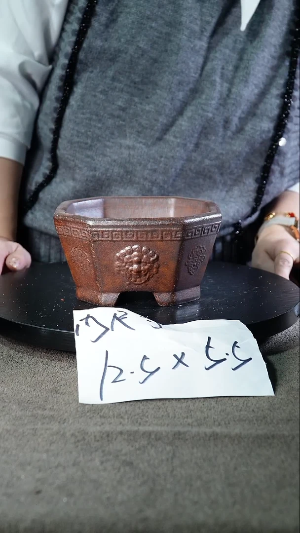 A宜兴紫砂小花盆