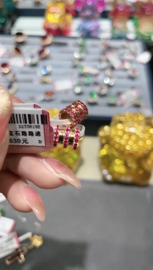 吊坠18K金镶嵌红宝石吊坠 多样性发其一