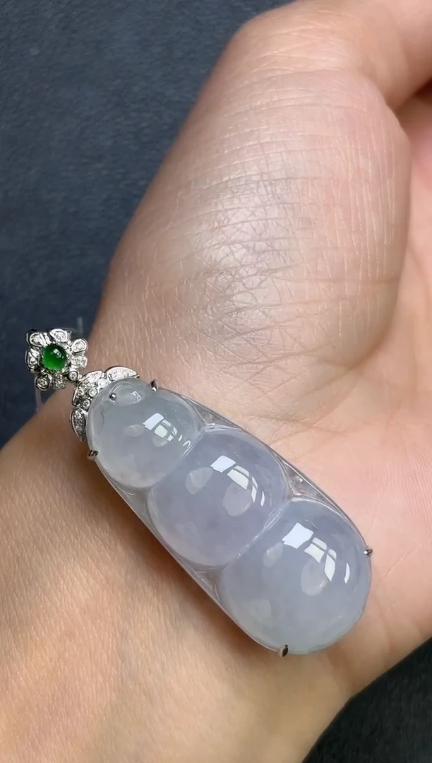 颈饰18K金镶嵌翡翠豆子