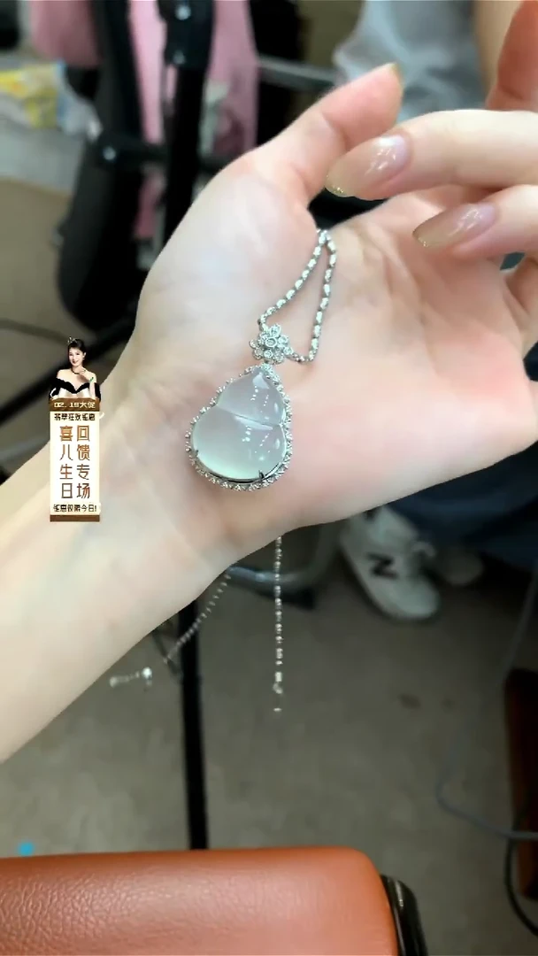 【闪购商品】翡翠颈饰18K金镶嵌葫芦