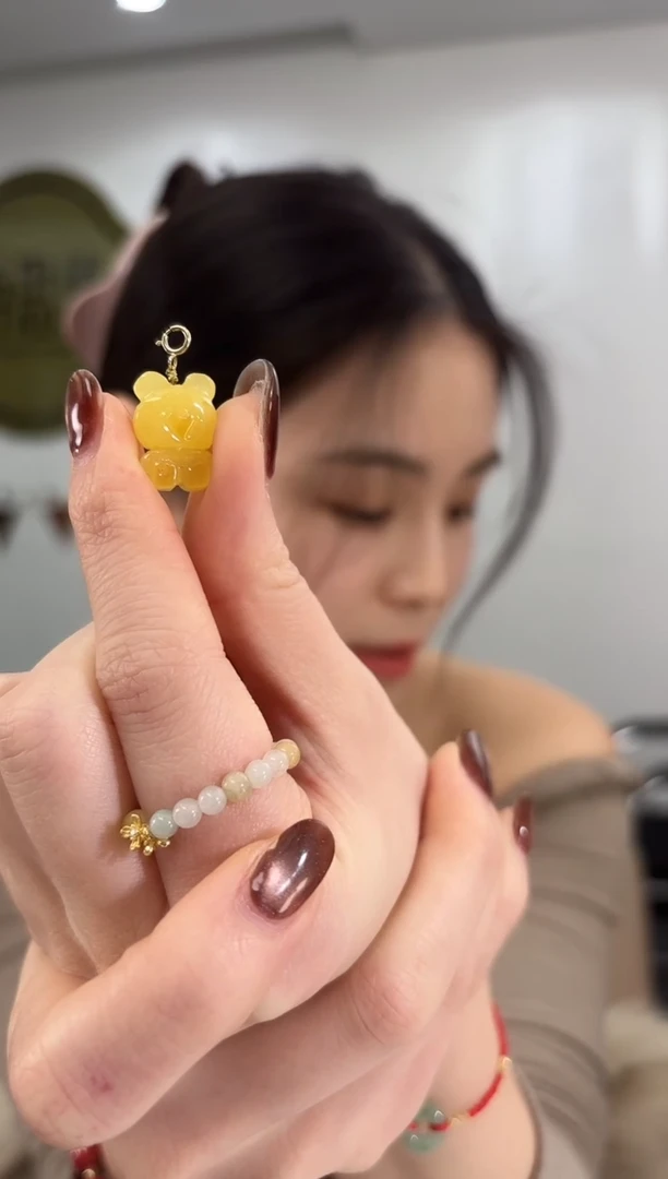 琥珀颈饰18K金镶嵌小蜜熊吊坠