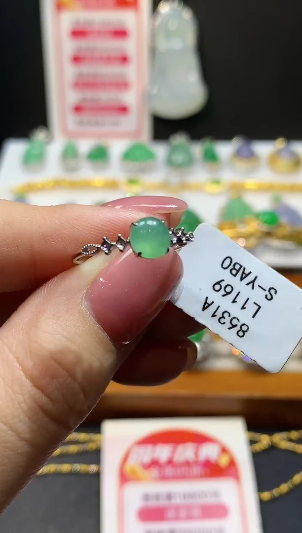 18K金镶嵌戒指翡翠多样性发其一