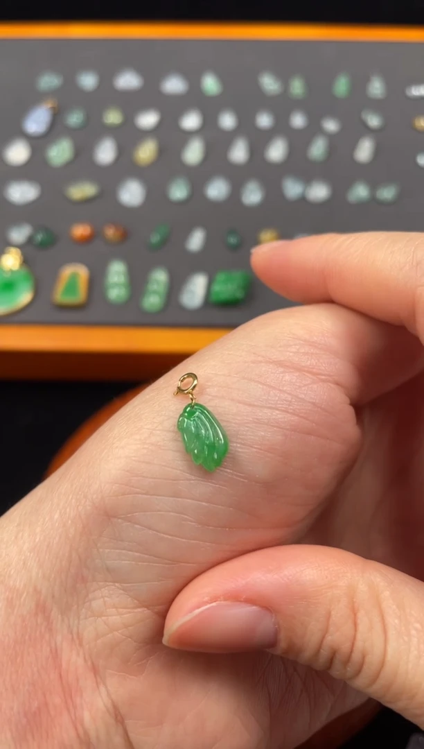 吊坠(不含链)18K金镶嵌翡翠一个  JK682