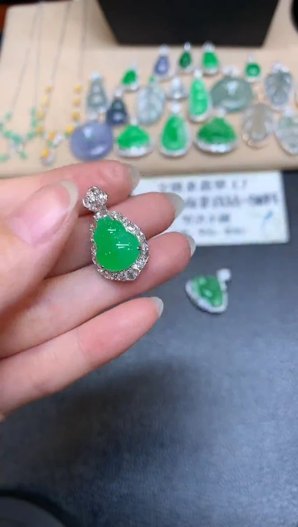 颈饰18K金镶嵌翡翠葫芦【无服务费