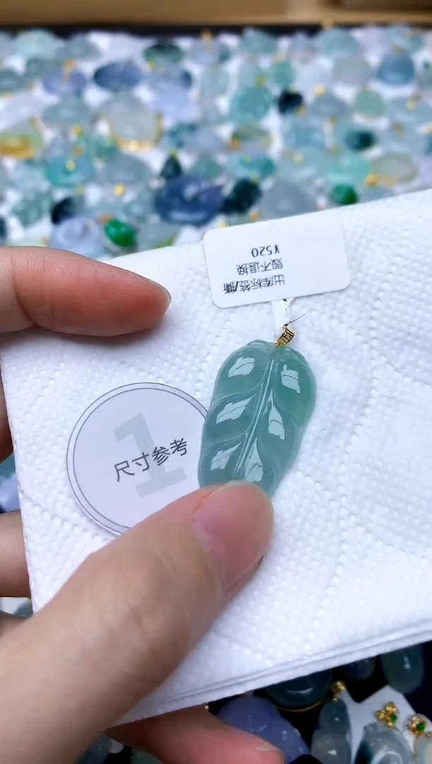 颈饰18K金镶嵌翡翠天然A货翡翠