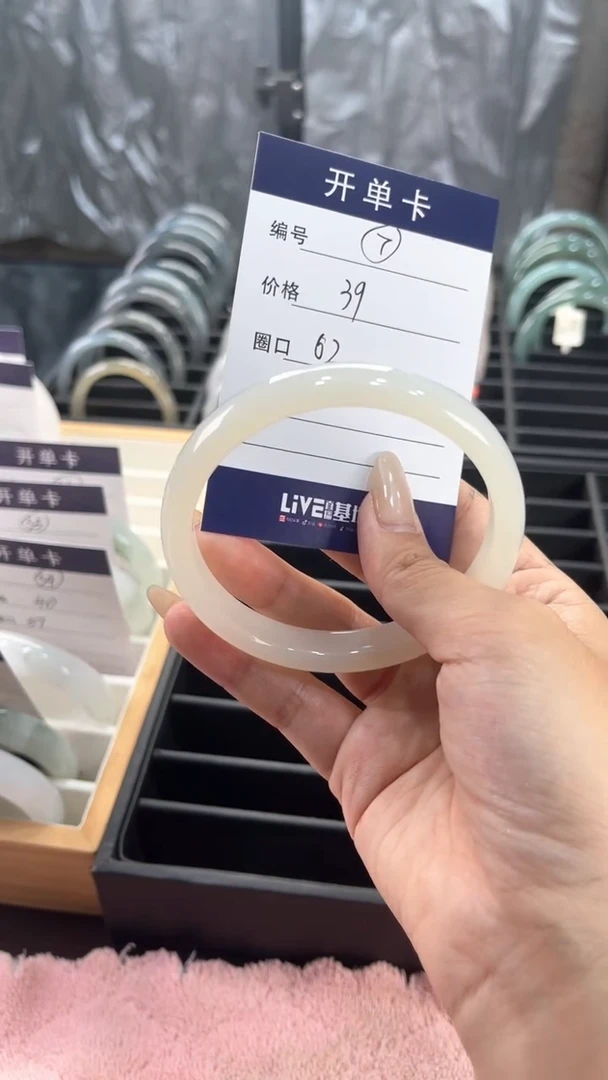 未镶嵌手镯石英岩玉手镯