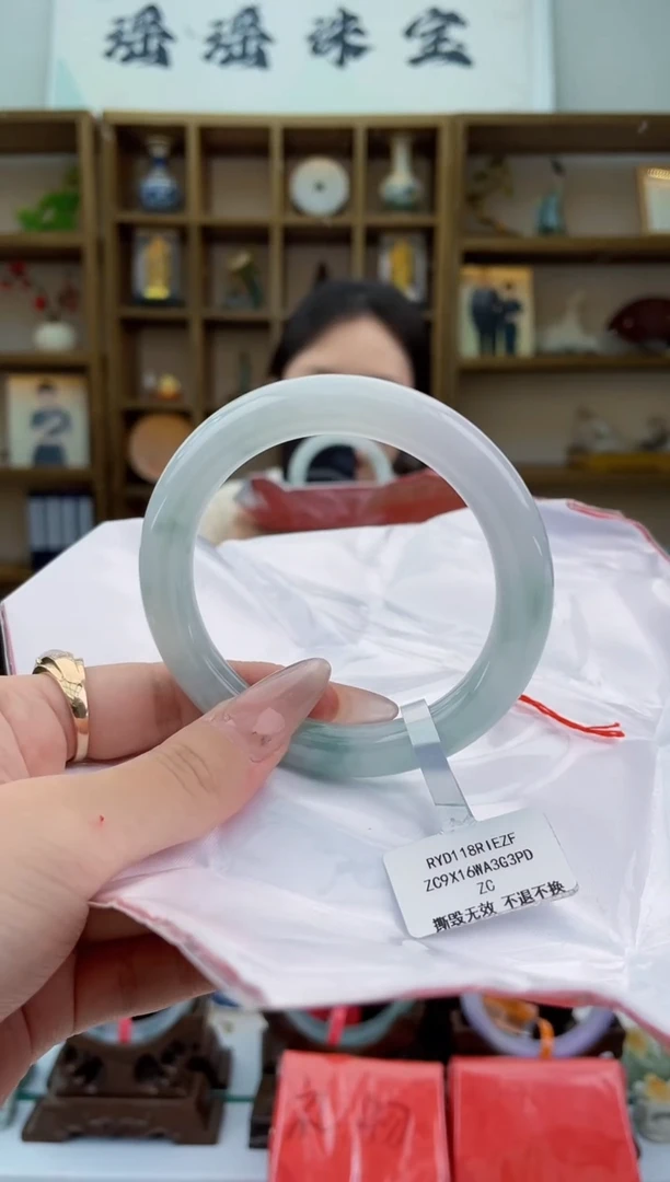 翡翠手镯未镶嵌翡翠手镯