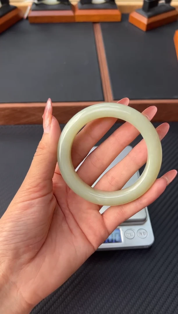 和田玉手镯未镶嵌且末微色差迪克兰二细56Mm