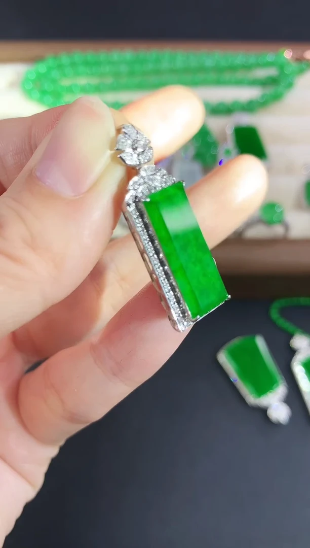 吊坠(不含链)18K金镶嵌翡翠63|多样性发其一6980