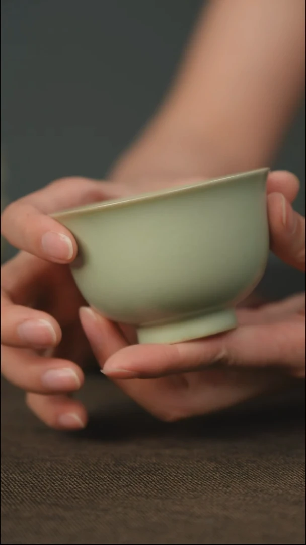 粉青 压手杯 带底款