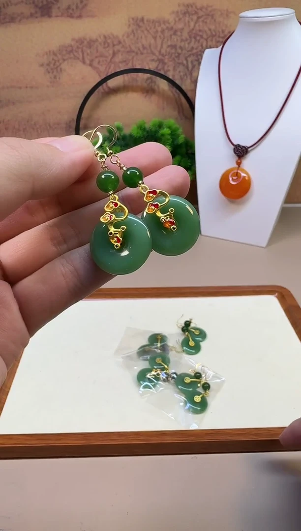 14K金镶嵌和田玉耳饰E219