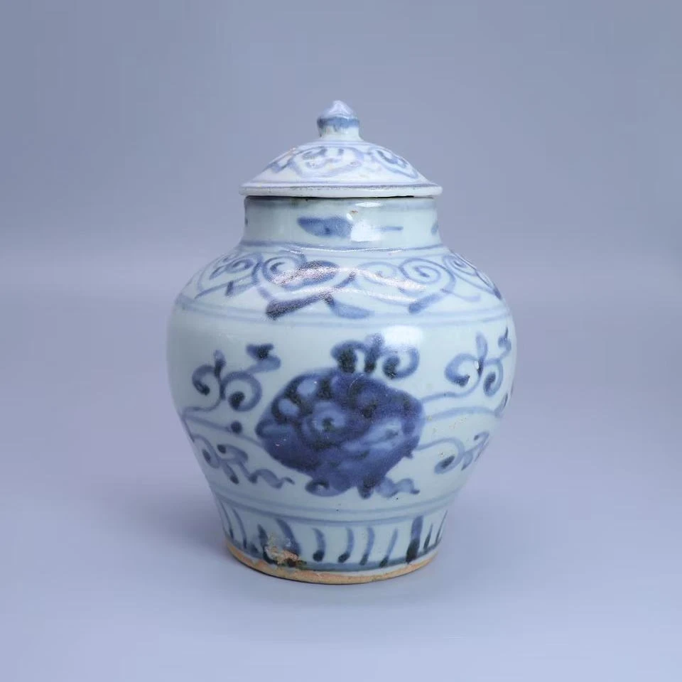 64: 明中期青花缠枝菊花纹盖罐