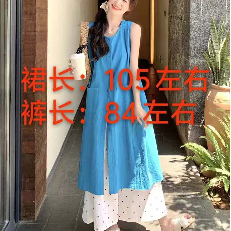 温柔系穿搭蓝色无袖衬衫裙加白色波点阔腿裤