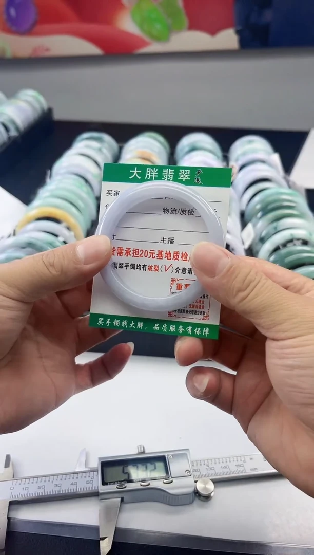 翡翠手镯未镶嵌翡翠1