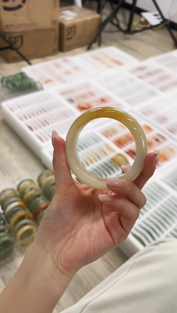 未镶嵌手镯石英质玉40-55HU