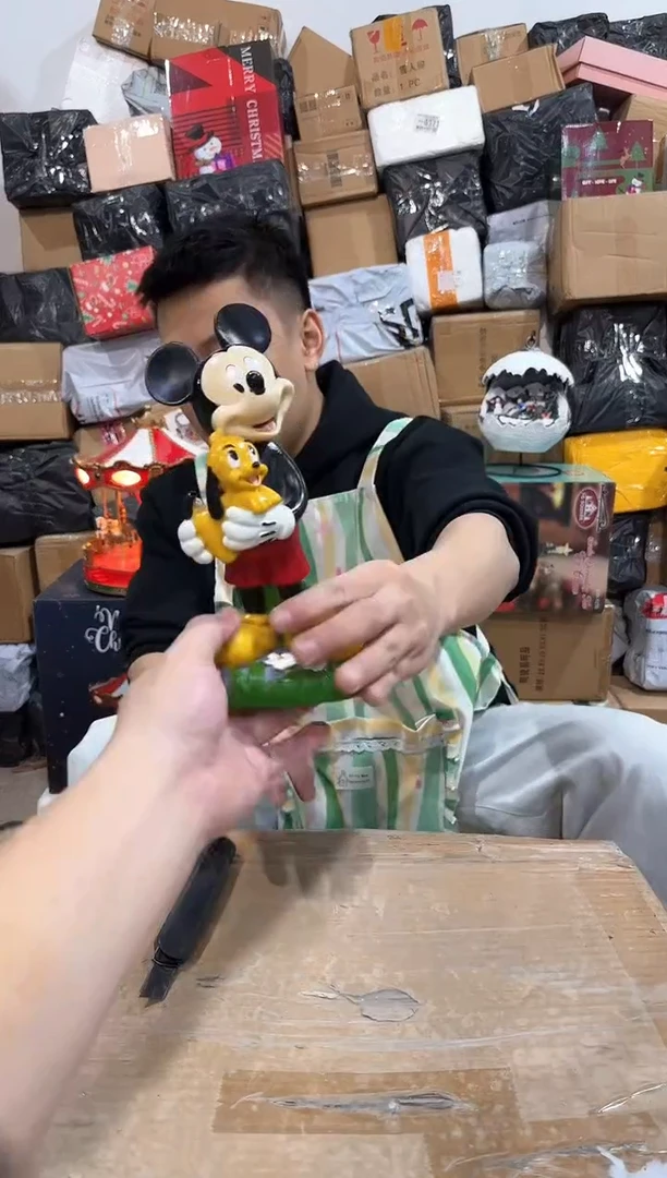 瓷片米奇抱布鲁托摆件 树脂