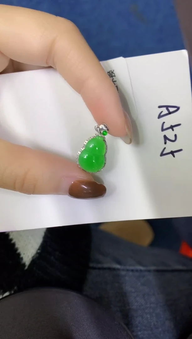 颈饰18K金镶嵌翡翠缅甸天然翡翠A货