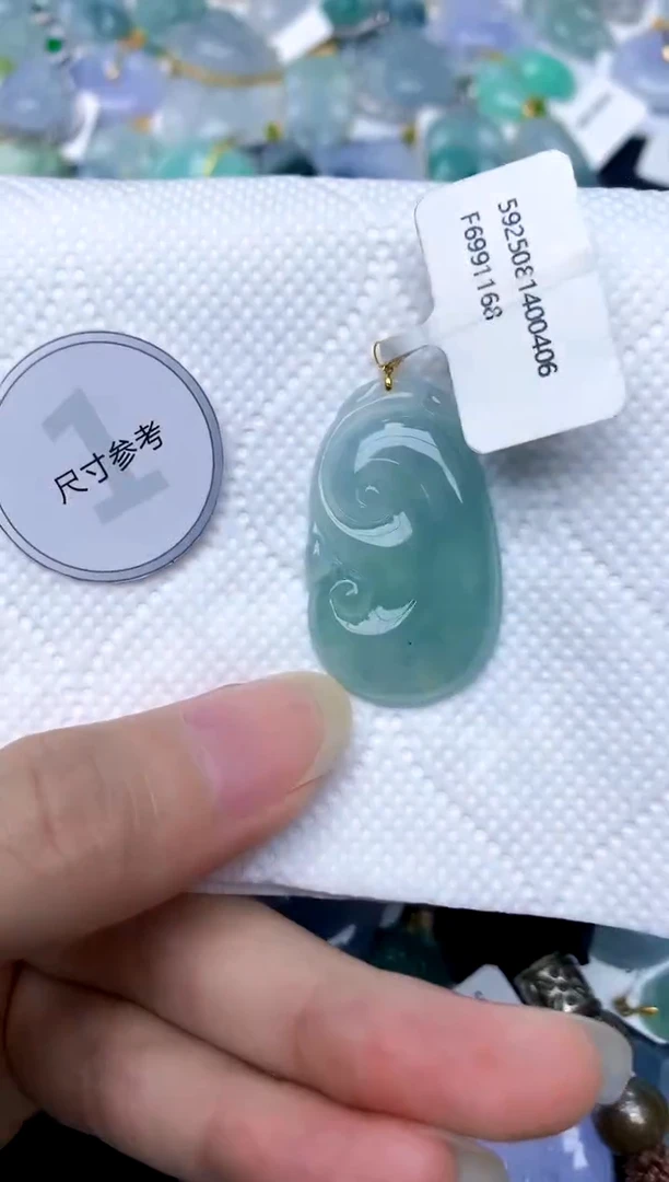 颈饰18K金镶嵌翡翠天然A货翡翠