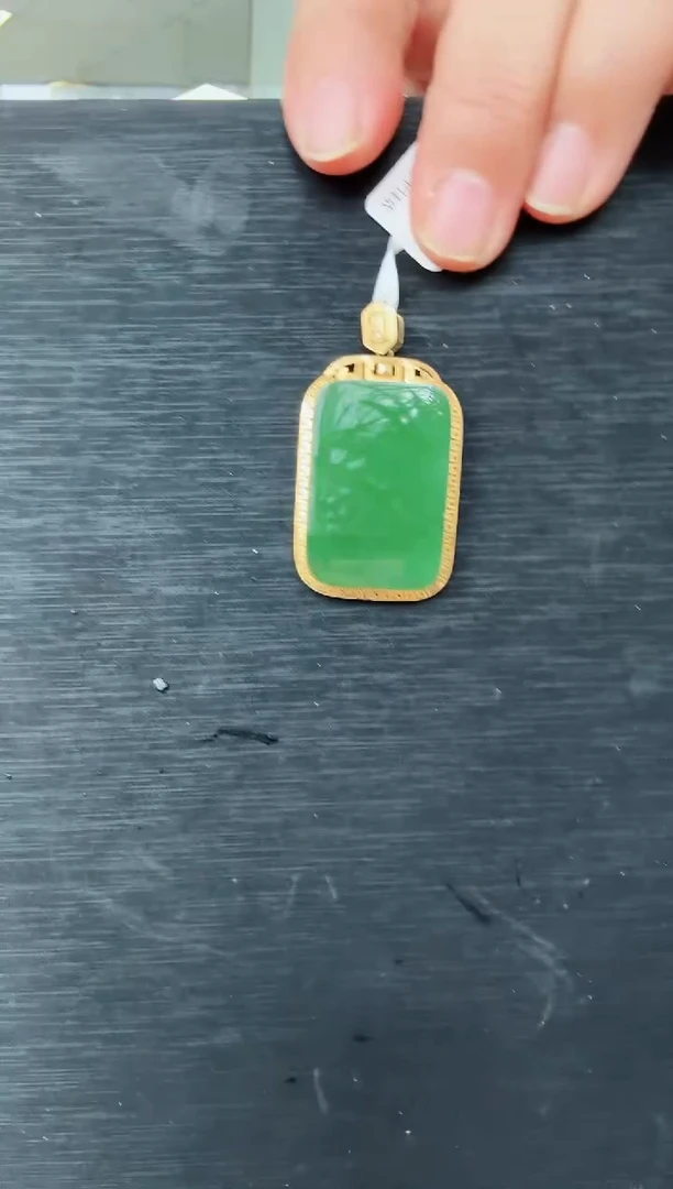 和田玉18K金镶嵌颈饰吊坠