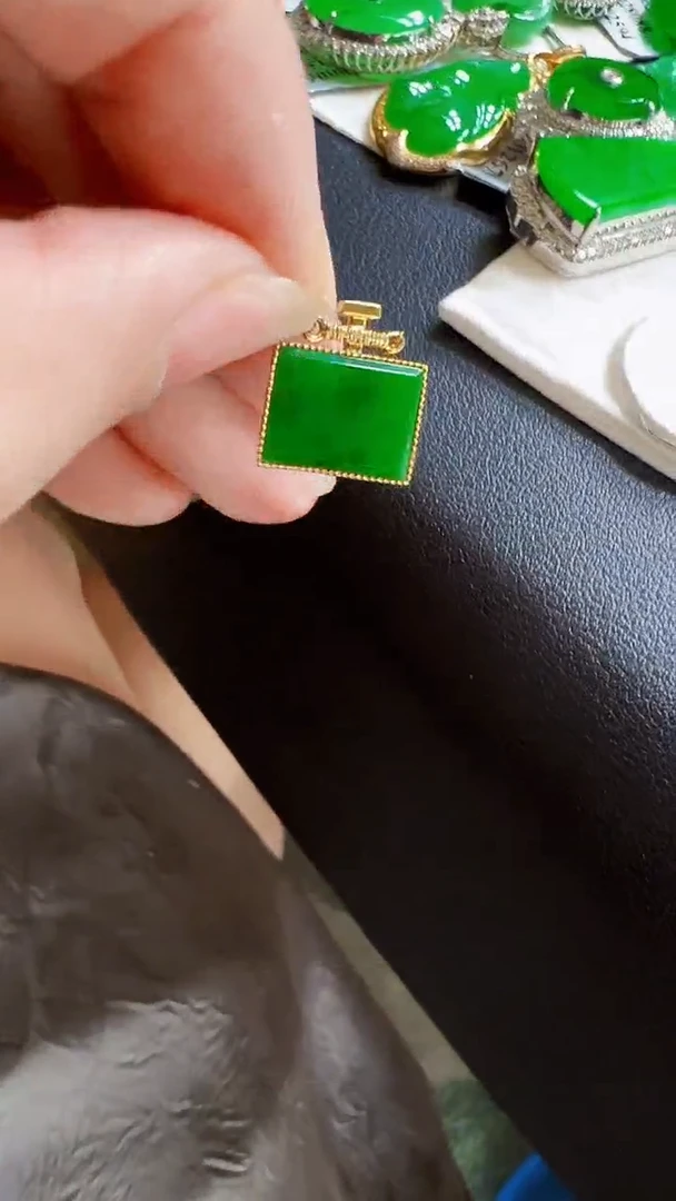 颈饰18K金镶嵌翡翠吊坠